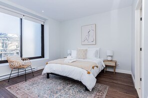3 habitaciones, escritorio y tabla de planchar con plancha 