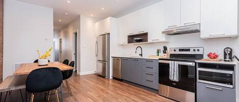 ثلاجة، ميكروويف، فرن، موقد طهي مسطح