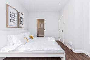 3 habitaciones, escritorio y tabla de planchar con plancha 