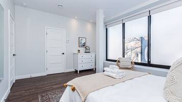 3 bedrooms, desk, iron/ironing board, travel crib