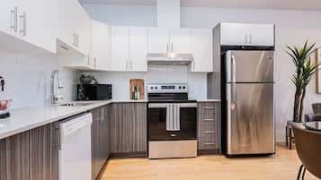 Refrigerador, microondas, horno y parrilla de estufa