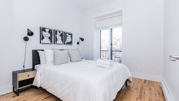 3 habitaciones, escritorio y tabla de planchar con plancha