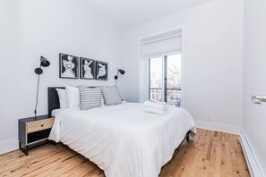 3 Schlafzimmer, Schreibtisch, Bügeleisen/Bügelbrett, Reisekinderbett