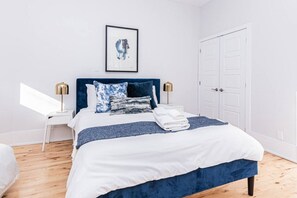 2 bedrooms, desk, iron/ironing board, travel crib - Welcoming and Homey unit near Mount Royal by DenStays (Montréal)