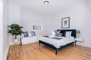 1 chambre, bureau, fer et planche à repasser, lit de bébé portatif