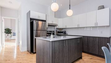 Kühlschrank, Mikrowelle, Ofen, Herdplatte