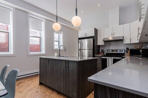 Køleskab, mikrobølgeovn, ovn, kogeplade