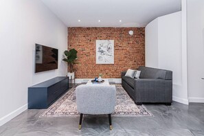 Flat-screen TV, Netflix, streaming services