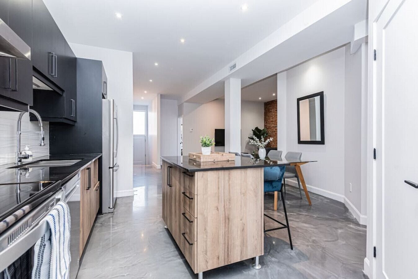 冷蔵庫、電子レンジ、オーブン、コンロ