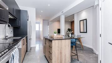 冷蔵庫、電子レンジ、オーブン、コンロ