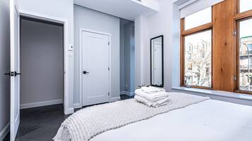 4 bedrooms, desk, iron/ironing board, travel crib