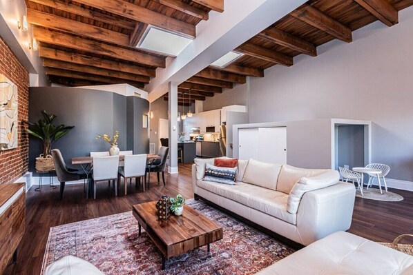 Flat-screen TV, Netflix, streaming services