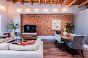 Flat-screen TV, Netflix, streaming services