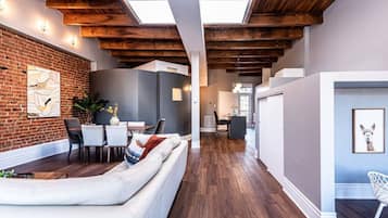 Flat-screen TV, Netflix, streaming services