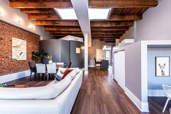 Flat-screen TV, Netflix, streaming services