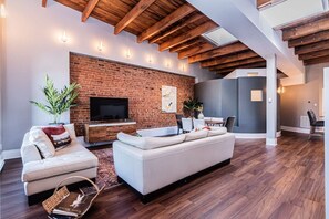 Flat-screen TV, Netflix, streaming services