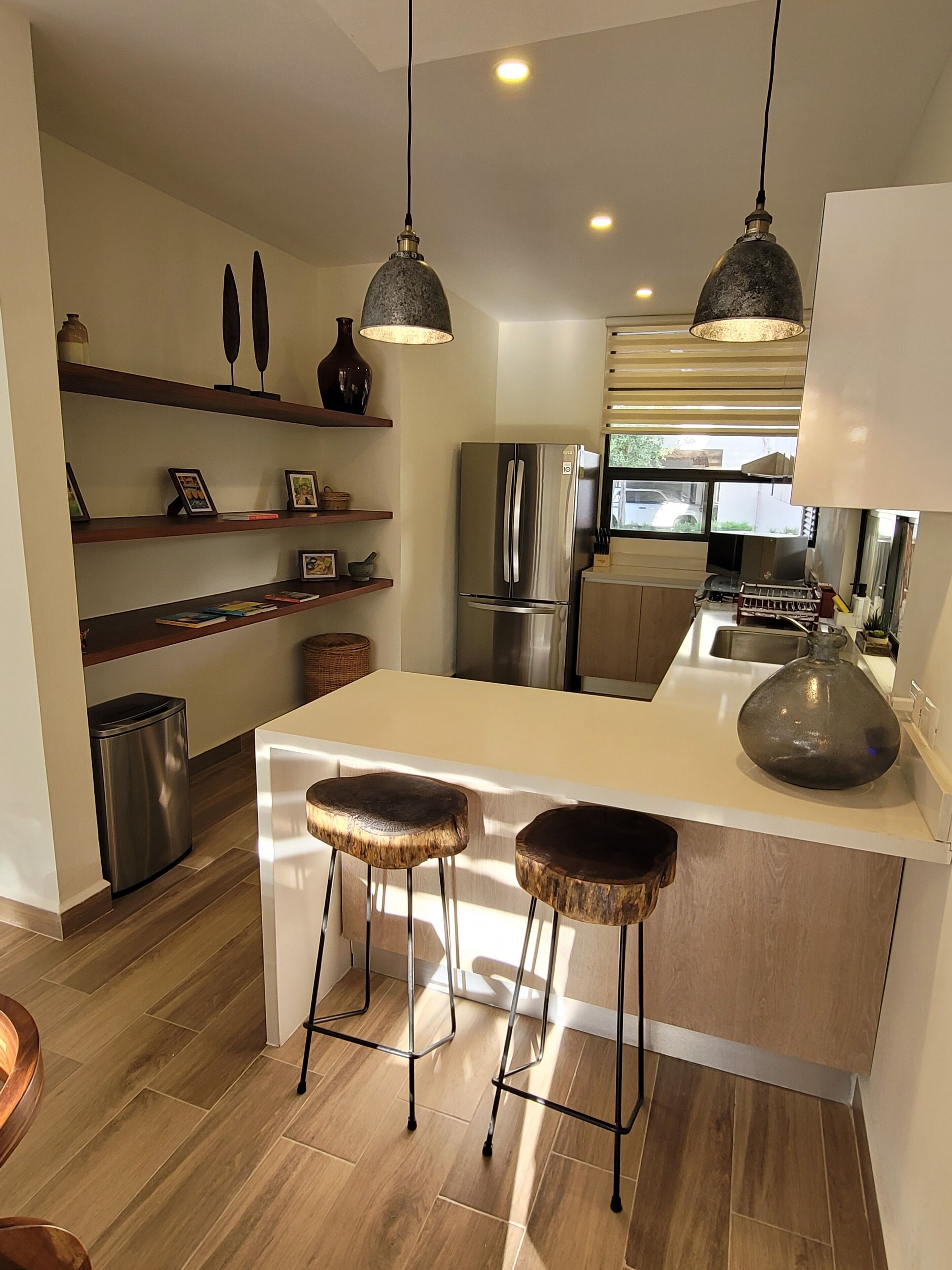 Jääkaappi, mikroaaltouuni, uuni, liesi