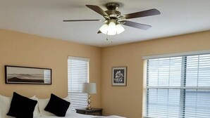 3 bedrooms, desk, iron/ironing board, travel cot - THE BRIAR Beautiful spacious home in quiet neighborhood. Close to dining and shopping! Broadway Ave. (Tyler)