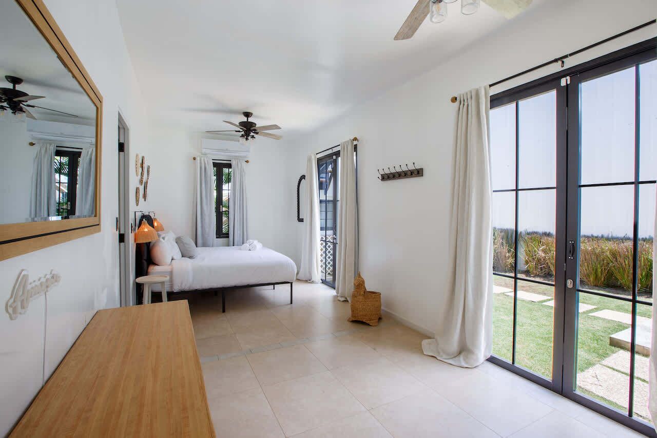 5 bedrooms, iron/ironing board, WiFi, bed sheets