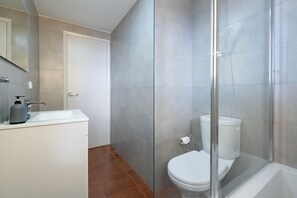 Duschwanne, Haartrockner, Handtücher