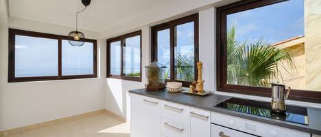 Kylskåp, mikrovågsugn, ugn och spishäll