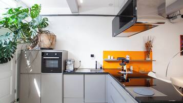 Een koelkast, een oven, een kookplaat, een vaatwasser