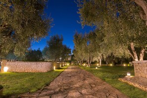 Property grounds - "saracena" Holiday Home with Private Beach and Swimming Pool (Mattinata)