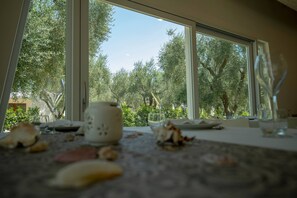 Dining - "saracena" Holiday Home with Private Beach and Swimming Pool (Mattinata)
