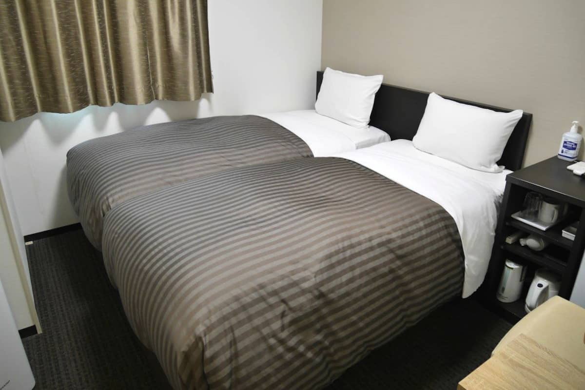 Quarto duplo premier, para não fumantes (Premium Compact Twin) | 1 quarto, edredons de pluma, escrivaninha, Wi-Fi de cortesia