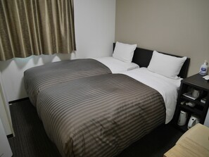 Cubrecamas, escritorio, wifi gratis y ropa de cama 