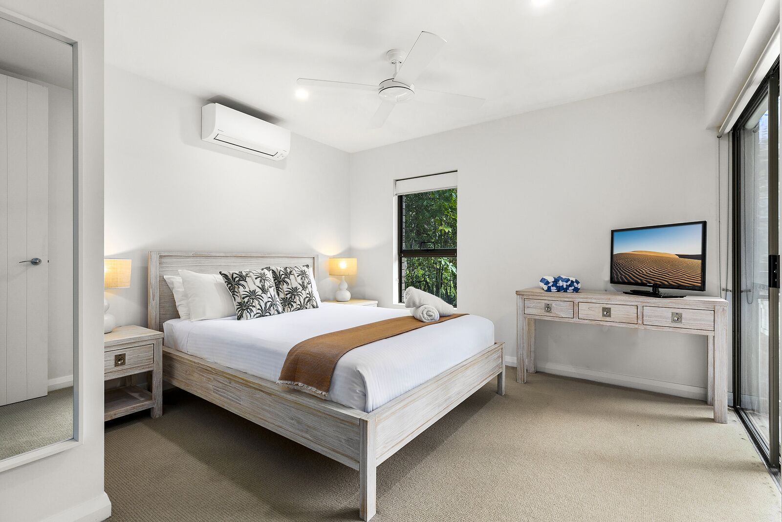 Sundowner 3 - A fantastic view over Laguna Bay to the Noosa North Shore beach. — image 7