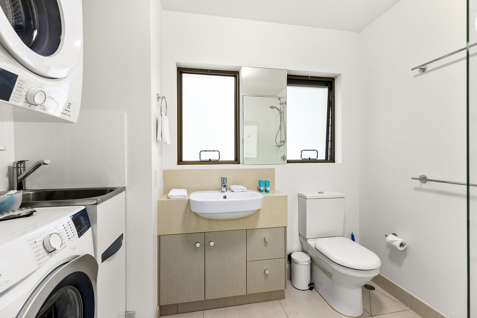 Sundowner 3 - A fantastic view over Laguna Bay to the Noosa North Shore beach. — image 4