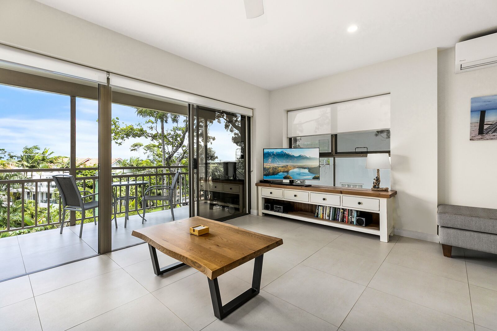 Sundowner 3 - A fantastic view over Laguna Bay to the Noosa North Shore beach. — image 8