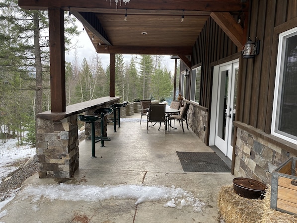 Outdoor dining - Entire guesthouse, quiet wooded area of Cocolalla (Cocolalla)