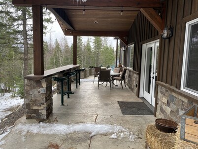 Entire guesthouse, quiet wooded area of Cocolalla