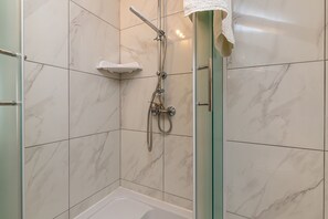 Ensemble baignoire-douche, séchoir à cheveux, serviettes fournies