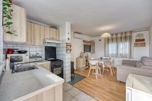 Fridge, microwave, oven, stovetop