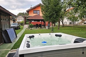 Bañera de hidromasaje exterior