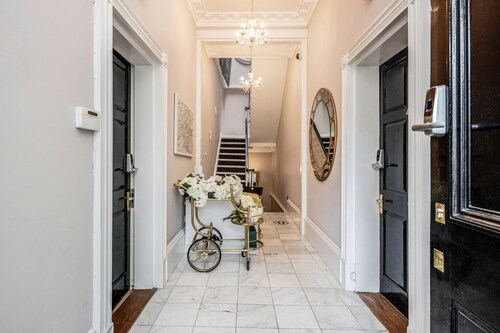 6 Apartments in a Mansion House for the Larger Groups sleeps up to 50