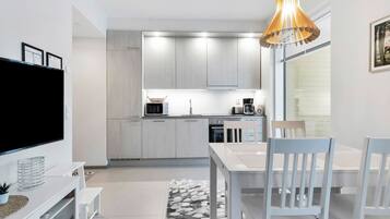 Geladeira, micro-ondas, lava-louças