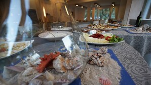 A buffet table with various dishes and seafood displayed in a glass container. - Holiday Apartment orchidea with swimming pool and private beach -3 (Mattinata)
