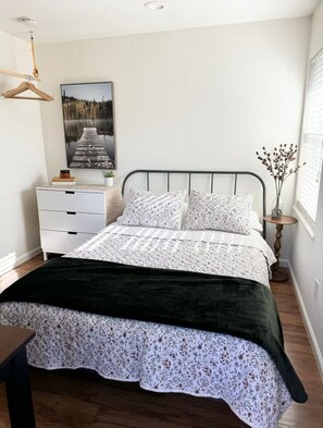 1 habitación, tabla de planchar con plancha, wifi gratis y ropa de cama