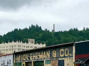 A building with a sign that reads "Mason, Elliott & Co." - Tiny House Near Downtown Astoria (Astoria)