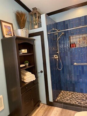 Combined shower/bathtub, towels, soap, shampoo - Tiny House Near Downtown Astoria (Astoria)