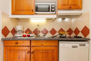 Réfrigérateur, micro-ondes, plaque de cuisson, lave-vaisselle