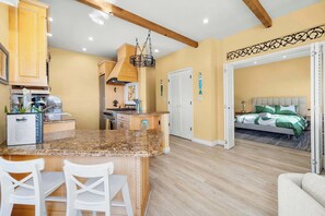 3 bedrooms, iron/ironing board, WiFi, bed sheets - The Mermaid's Perch! (Aptos)