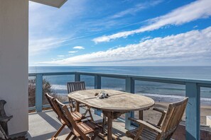 Outdoor dining - The Mermaid's Perch! (Aptos)