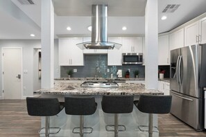 Frigorifero, microonde, forno, piano cottura