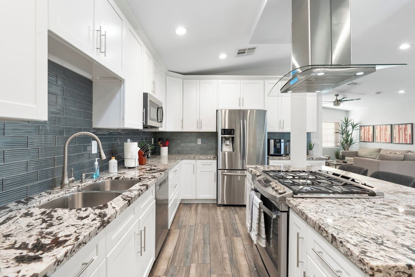 Refrigerador, microondas, horno y parrilla de estufa 