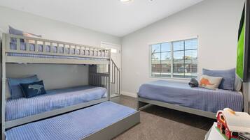 5 bedrooms, desk, iron/ironing board, travel crib